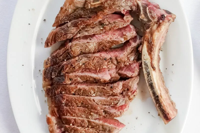 Shawarma d'agneau grillé tranché avec sauce tahini