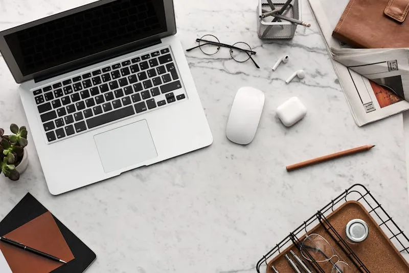 Ordinateur portable et casque audio sur une table de café