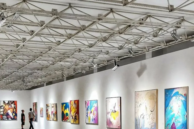 Architecture intérieure spectaculaire d'un musée d'art moderne