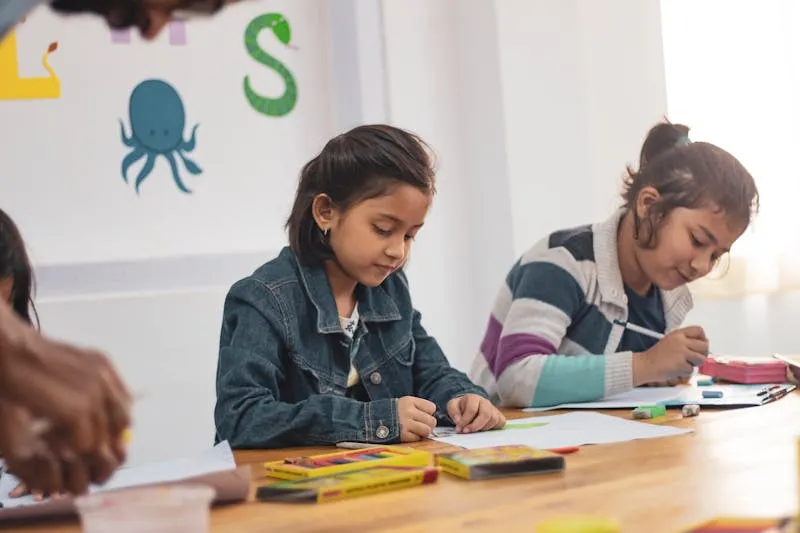 Groupe d'enfants assis en cercle dans une salle de classe colorée