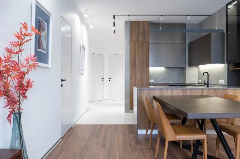 Entrée fonctionnelle de petit appartement avec patères et banc coffre