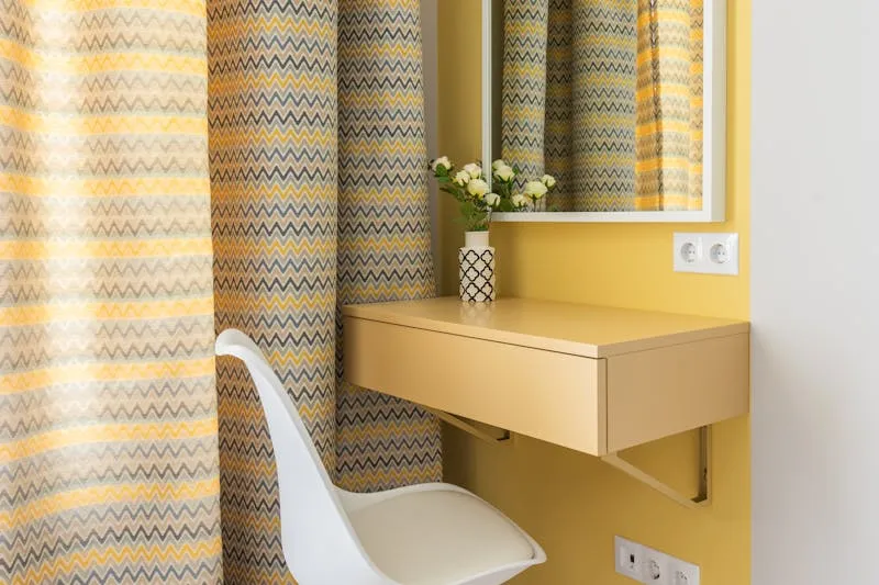 Bureau de décoratrice avec ordinateur logiciel 3D et planches