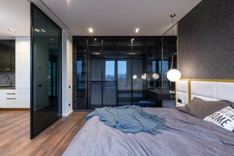 Étudiante en décoration intérieure avec planches de tendances et échantillons