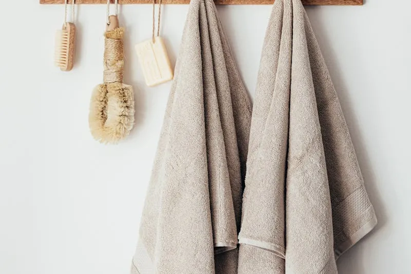 Détails de décoration neutre pour home staging vase livres bougie