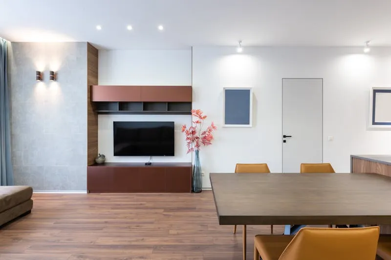 Entrée lumineuse et dégagée avec miroir et plante verte selon les principes feng shui