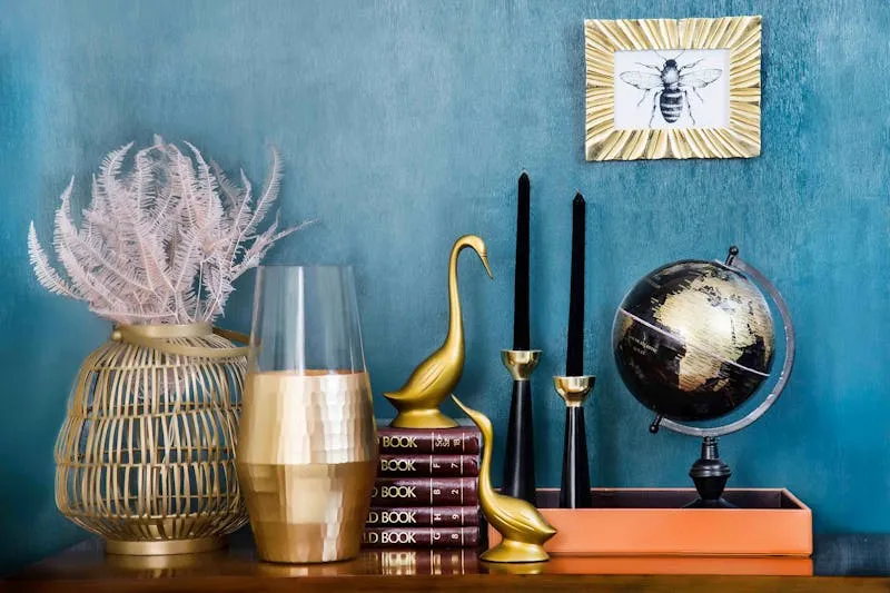 Mur de cadres alignés en grille régulière dans un salon blanc