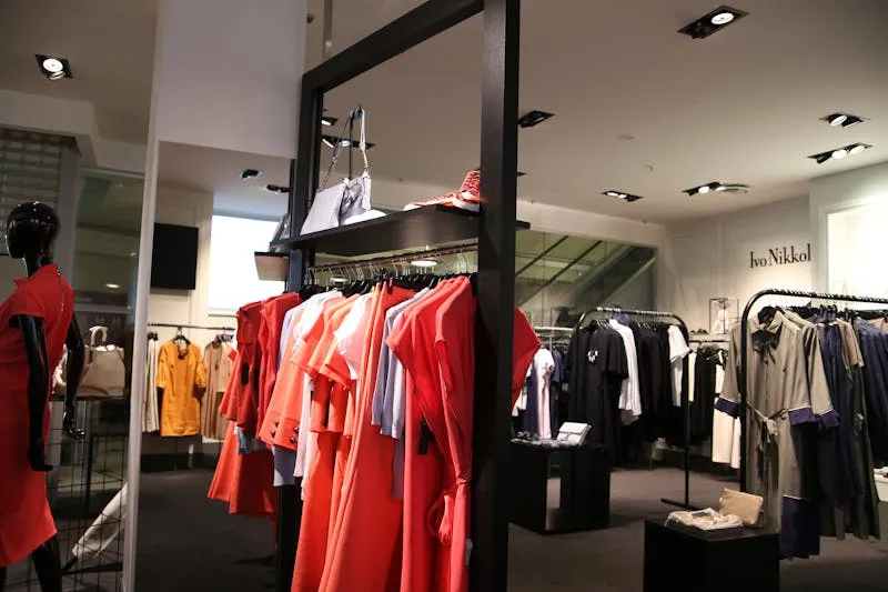 Vitrine de boutique de mode présentant les nouvelles tendances