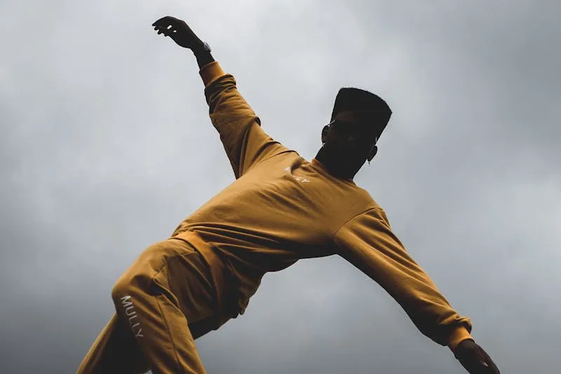 Détails de broderie et perles sur une robe de créateur