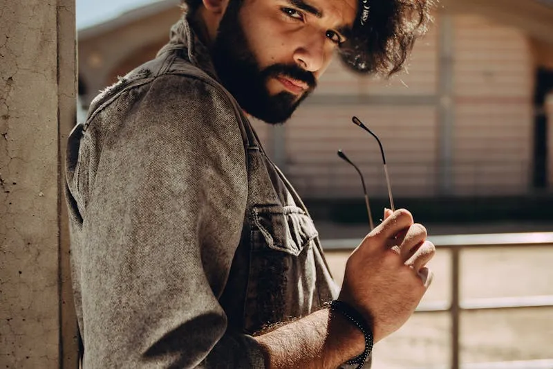 Robe vintage des années 50 sur un cintre en velours