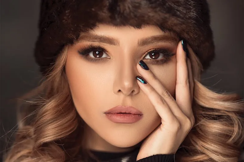 Femme portant un manteau rouge vif dans une rue pavée