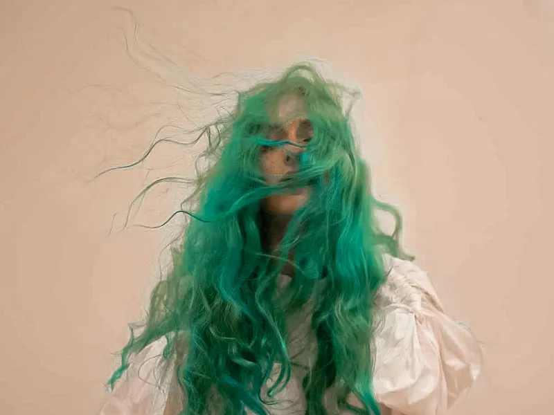 Blond qui vire au vert en été : pourquoi ça arrive et comment sauver ta couleur